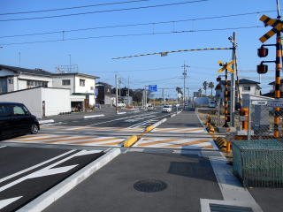 草江の駅前通り、駅から海側へ真っすぐ歩いていけば空港へ行ける。