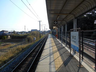 草江のホーム。宇部空港の最寄り駅だが狭い片面ホームの駅である。