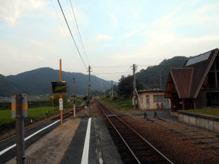 三江線内では貴重な交換設備を有する式敷の駅構内。