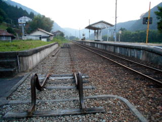 式敷の貨物ホームと側線跡。しかし使われることはなかったという。