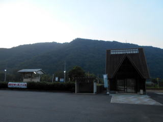 ログハウス風の式敷の駅舎。入口には駅名の表示すらない。