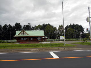 月ヶ岡のそばに建てられたログハウス風の駅舎。春から秋の休日にはお店も開かれる。