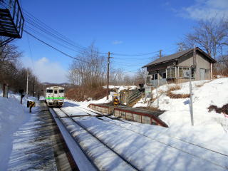 姫川に停車中の函館本線の普通列車