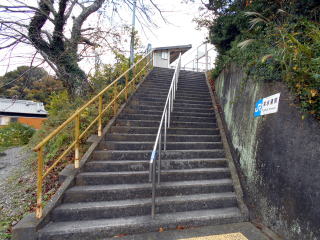 冷水浦の駅入口。駅前の通路は車が通れないくらい狭い。
