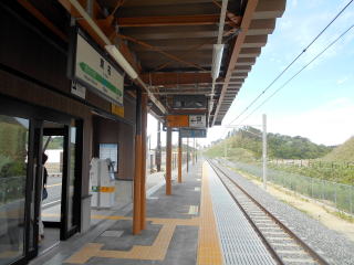 �����̃z�[���BLED�̉w���W�ɊȈՎ���Suica���D�ƐV�����ݔ����݂����Ă���