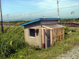 ���l�̉w�O�ɂ��錚��