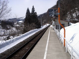 ����̃z�[���̏�̕��i