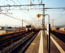 �D����ʉ߂��铌�C�����̓d��