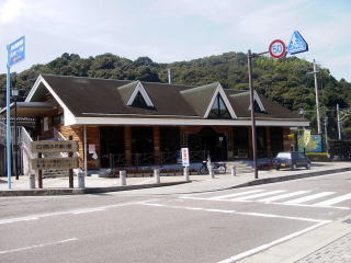 �L��r�[�`�̉w�ɕ��݂���Ă���L�쒬�ӂꂠ����