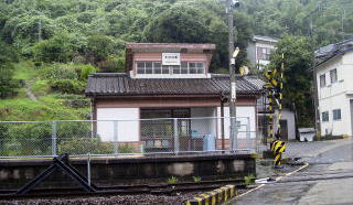 �{����̉w��