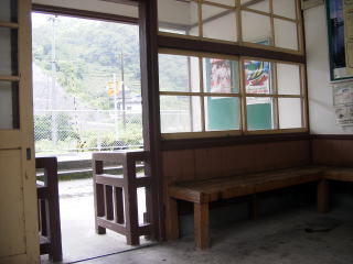 �{����̉w�ɂ̒�