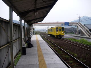 �{���c����ʉ߂��Ă����}����̃f�B�[�[���J�[