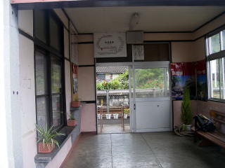 �ɔ��̉w�ɂ̒�