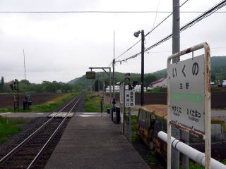 ����̉w���W�ƃz�[��