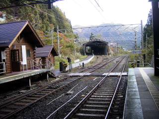 �J�̃z�[���ƃX�C�b�`�o�b�N�Ղւƍs���ʘH