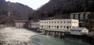 �哇�̉w�̋߂��ɂ��锭�d���ƃ_��