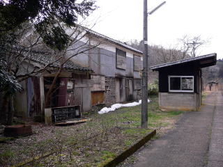 ���g�̉w�̌��̔p���X