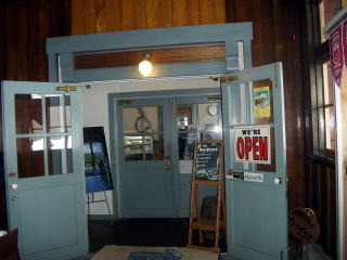 �쓒����̉w�ɓ��̃J�t�F�u�I�[�`���[�h�O���X�v�̓���