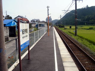 �I�ɕP�̉w���W�ƃz�[��