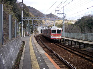 �e���R��ʉ߂���_�˓d�S�̓d��