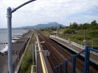 �k�M���̃z�[���ƗL��R