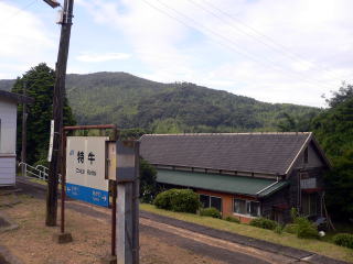 �����̉w���ӂ̕��i�A�w���́u�����Ƃ��v�Ɠǂ�