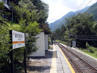 ���䎘�̉w���W�ƃz�[��