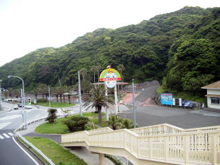 �w�O�̍s��A�C�����h�̒��ԏ�̐Ւn