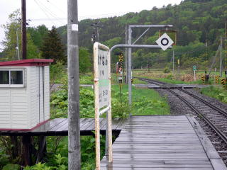 �f��̉w���W�Ƒҍ���