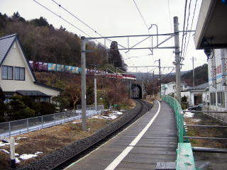 ���O�l�c�̃z�[���Ɠ��k�{���̐��H�𑖂�ݕ����