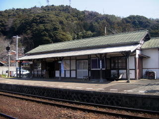 �z�[��������B�����O���̉w��