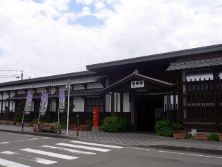 �݂��U�̎���w�i�ɍ��킹�Ė͗l�ւ����ꂽ���̉w��