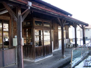 ������̉w�������̓���