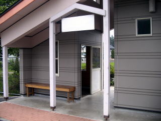 �M�Z�؍�̉w�o���Ƒҍ����̓���