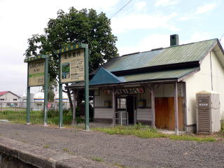 新十津川の駅名標と駅舎