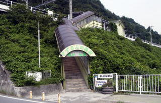 �������̗��̉w�̓���