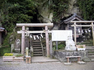 �|���̉w�̋߂��ɂ��鉩�����