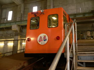 ����C��̎΍B����艺�肷��P�[�u���J�[�A�u������v