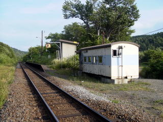 �q���̉w�ɂƃz�[��