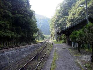 �ؐK�̉w�ɂƃz�[��