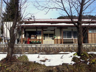 ���΂̓��H������B�����C�m���̉w��