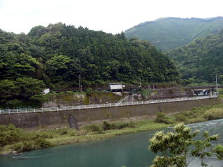 �ň��̉w�Ƃ��̎��ӂ̕��i