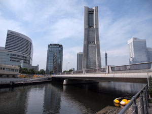 写真2　大岡川の河口の風景（北仲橋よりみなとみらいのビル群を望む）