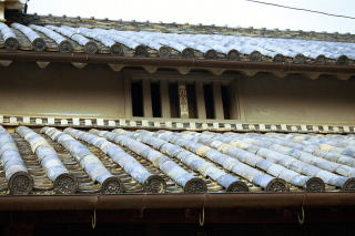 虫籠窓（むしこまど）、町家の建築年代に応じて形状が異なります。