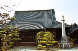 興正寺別院　（本堂）、寺内町成立と発展の中核寺院です。