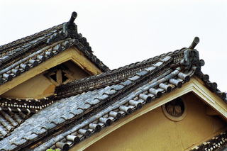 切妻の通気口には仲村家の家紋である｢三階菱｣(左）と｢蔓柏｣(右）が意匠されている。