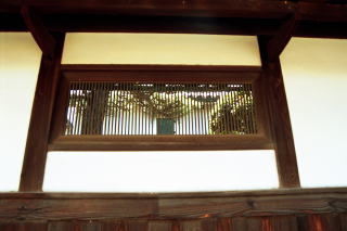 外塀に残る繊細な図柄の通気窓　（欄間風格子窓）