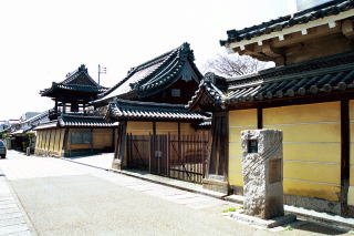 興正寺別院。　門前の城之門筋は日本の道百選のひとつに選定されています。（日本の道百選・顕彰碑）