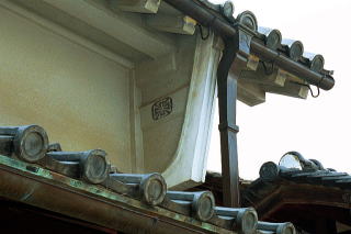 袖うだつ　−　厨子（つし）二階を持つ町家の正面部分の両妻側に付けられた袖壁