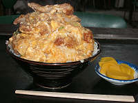 美富士食堂のカツ丼（横から）